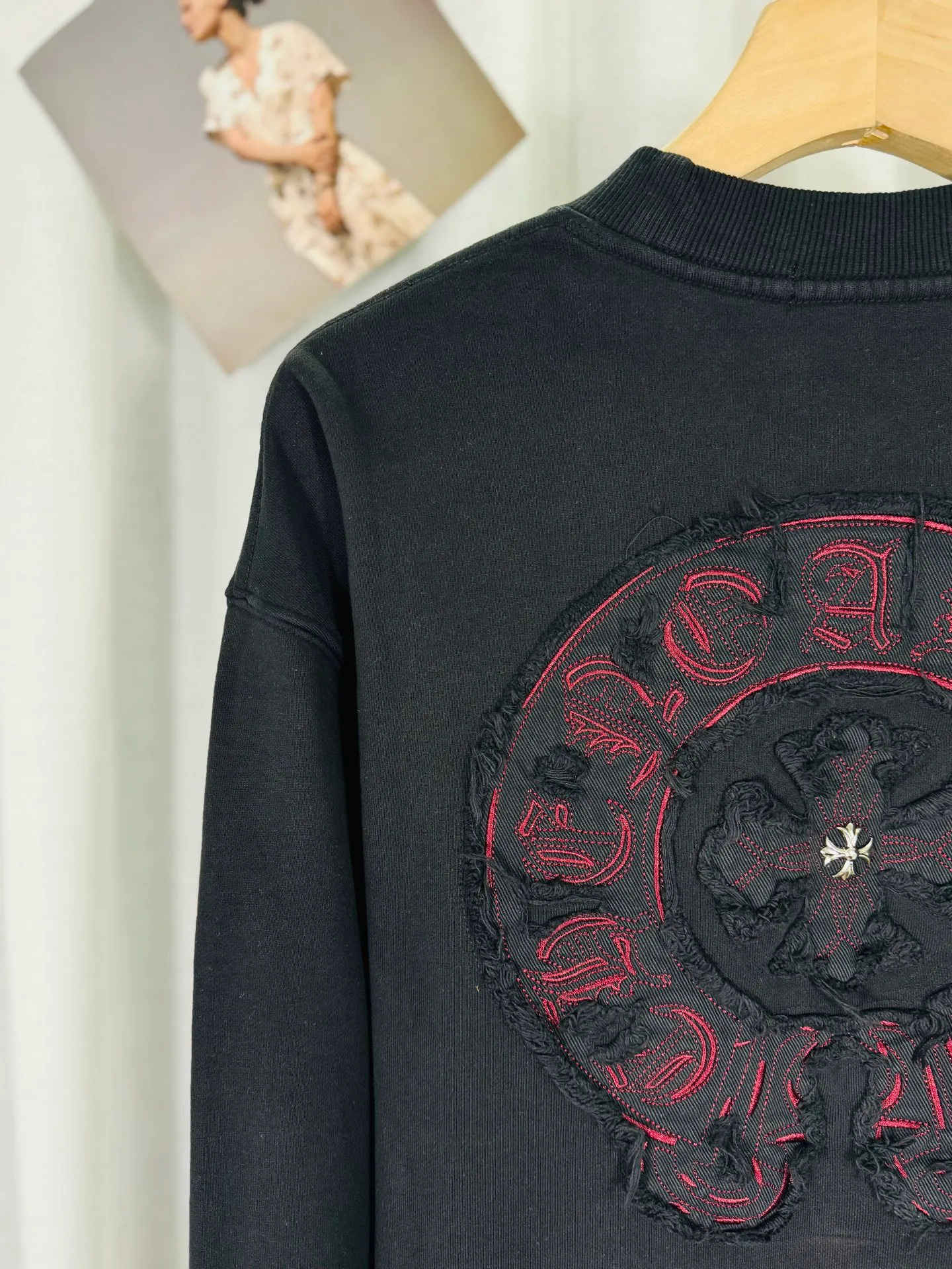 P260 top version, real shot without P, ​​different from market currency) 𝗖𝗵𝗿𝗼𝗺𝗲 𝗛𝗲𝗮𝗿𝘁𝘀/Croxin 2025 3D three-dimensional autumn and winter new original single counter American laser color printed patch embroidered couple casual sweatshirt 👑The highest version! Customized fabric 430g tripe terry fabric! Appliqué embroidery hardware accessories, best-selling items at the counter, very comfortable to wear. Accessories: original molded and authenticated collar label ➕ 100% silk wash water label. Genuine purchase-grade original hangtag➕matching hanging rope➕3D hanging beads➕original packaging bag. Craftsmanship: The original version has consistent wiring! The highest version of the armhole matching technique! Color: White Black Size: S M L XL Style No.: 9305